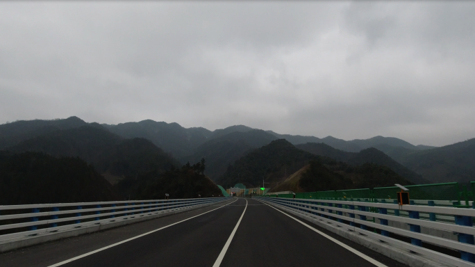 山区隧道穿梭高速公路背面后退行驶视角皖南