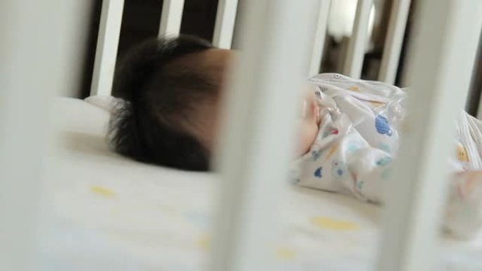 多莉: 可爱的新生婴儿睡觉