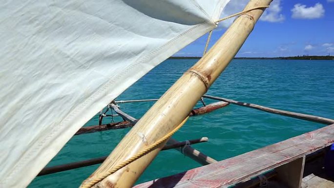 新喀里多尼亚松树岛上的独木舟骑行