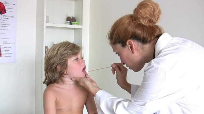 喉咙痛女医生检查喉咙小儿患者儿童医生