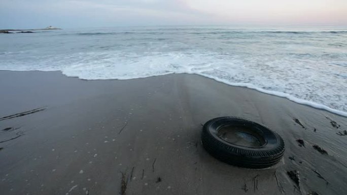 有波浪和轮胎的海滩