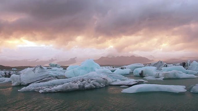 黄昏时冰岛的Jokulsarlon冰川泻湖