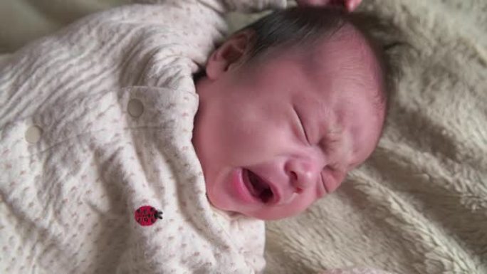 4K，选择性聚焦新生婴儿 (2个月) 哭声。