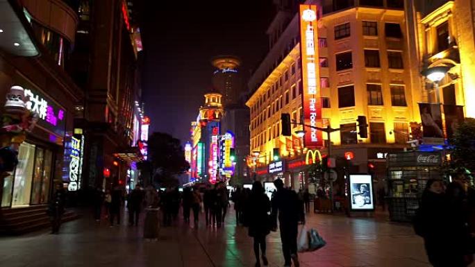 傍晚，中国上海，顾客在南京路购物街徘徊的快进