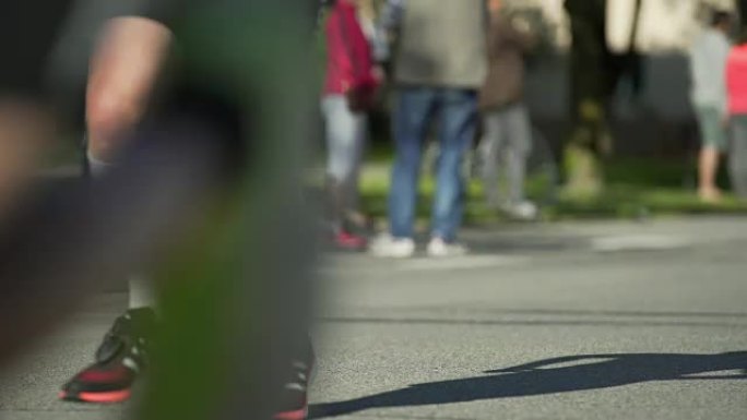 城市马拉松运动员在比赛 (4K/UHD)