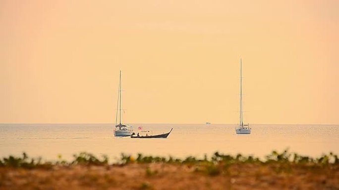 热带日落海滩上的帆船