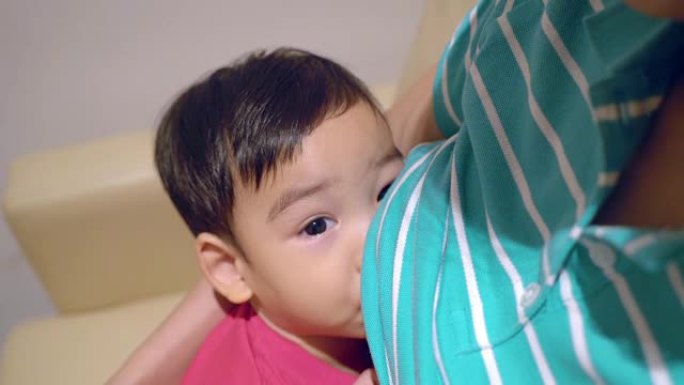 亚洲妈妈正在母乳喂养她的儿子