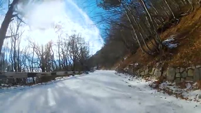 GoPro冬季蜿蜒穿过林地的道路