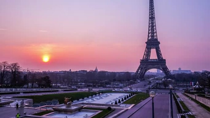 法国巴黎日出时在Jardins du Trocadero的延时埃菲尔铁塔和喷泉
