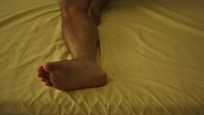 床上的人腿