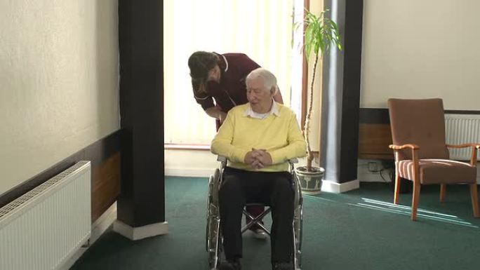 护理院工作人员-推轮椅老人
