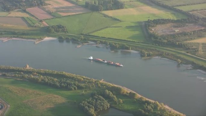 莱茵河上的集装箱船