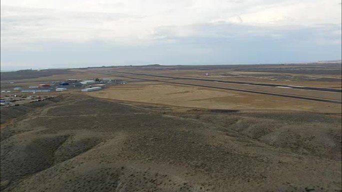 降落在里弗顿机场和空中起重机-鸟瞰图-怀俄明州，弗里蒙特县，美国
