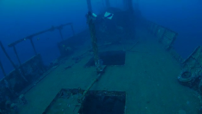 潜水员在Boga沉船的甲板上游泳 (4K)