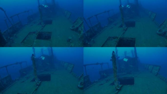 潜水员在Boga沉船的甲板上游泳 (4K)