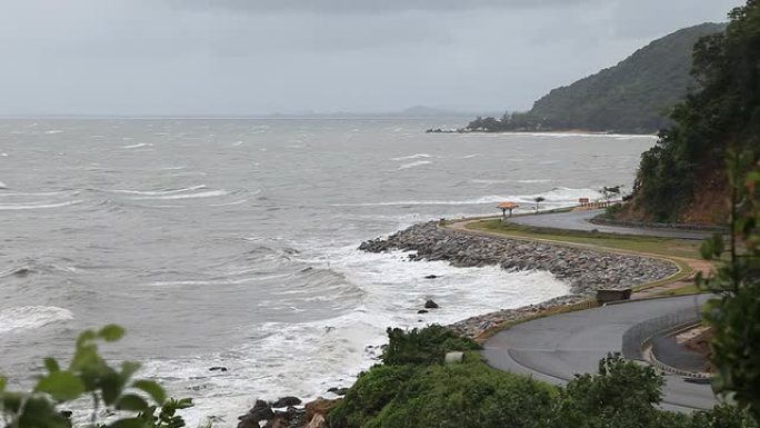 暴风雨来临前，海浪和风都很大