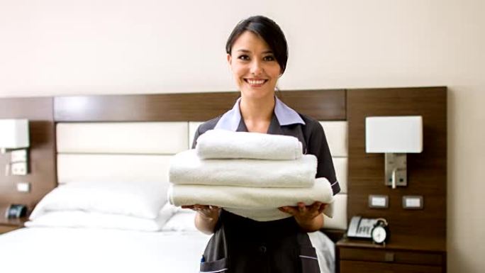 在酒店工作的女佣保洁更换床单宾馆