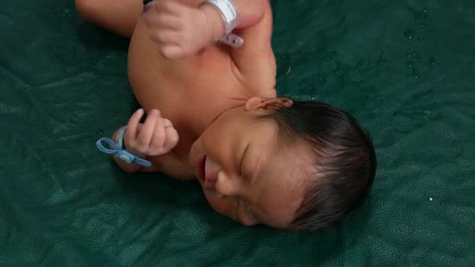 一天大的新生婴儿淋浴的镜头