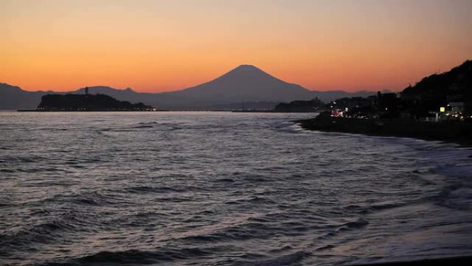 日本海上和富士山的日落景象。