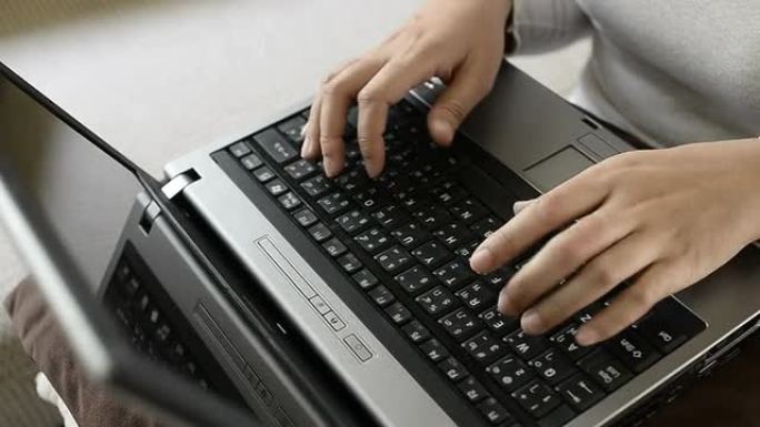 商务女性使用电脑工作上班办公敲键盘打字笔