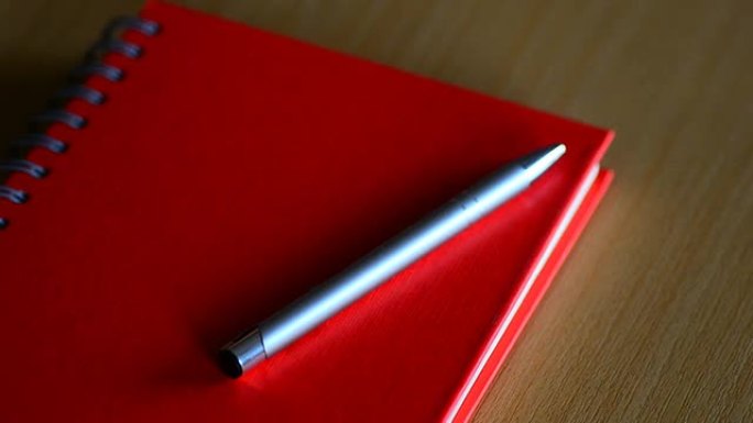 高清：桌子上的红色笔记本