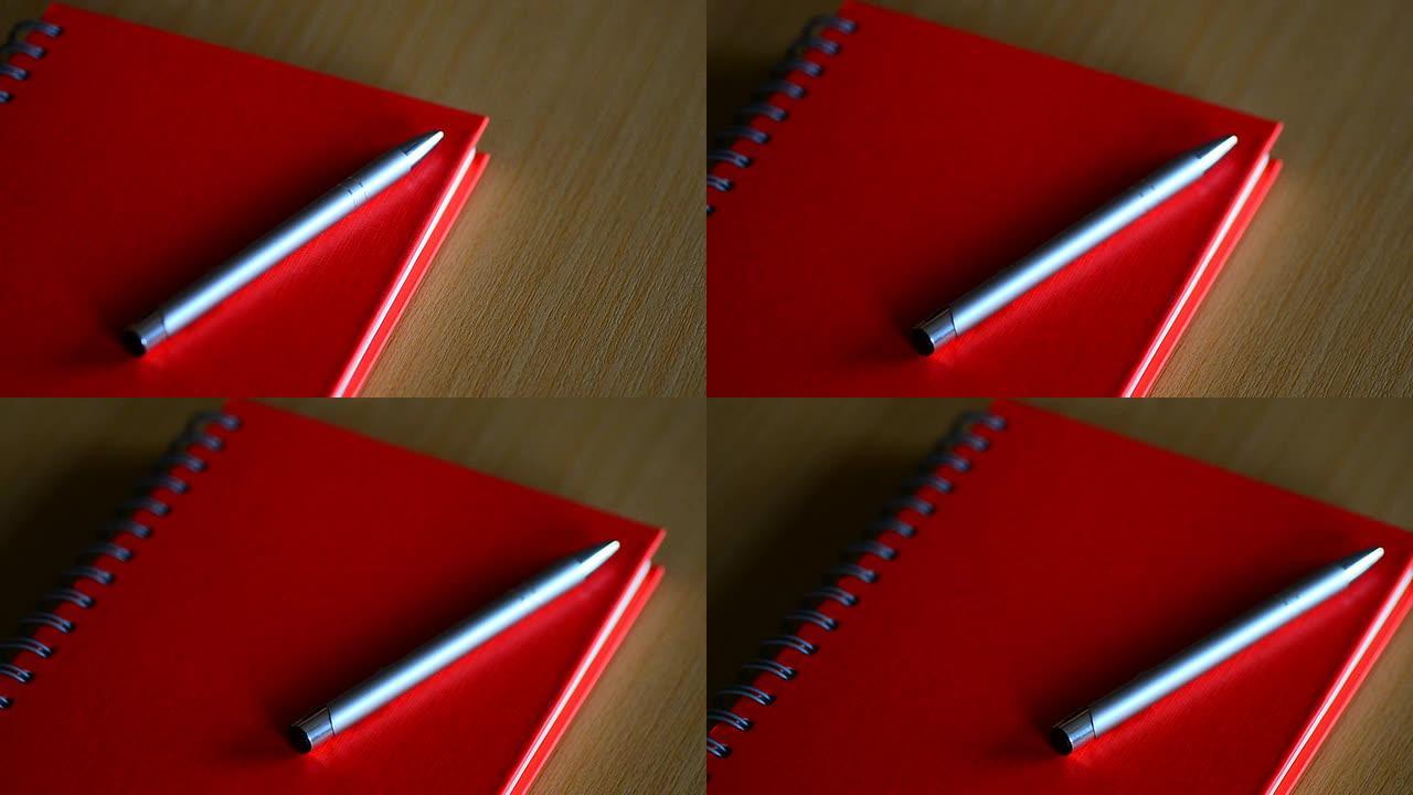 高清：桌子上的红色笔记本