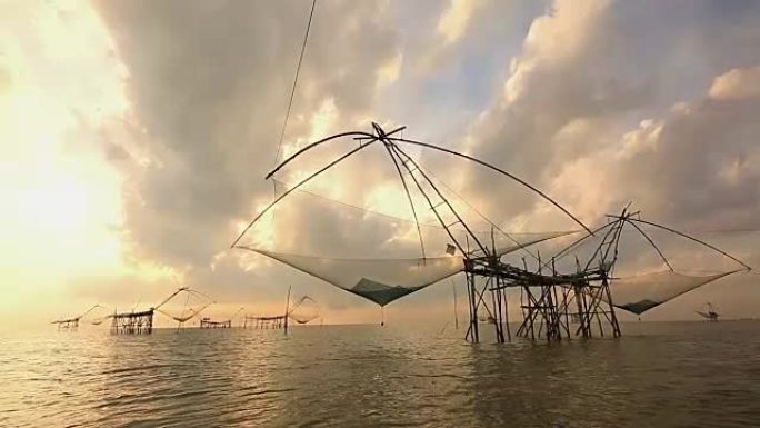 渔夫抓鱼传统文化人文风情吊网渔网