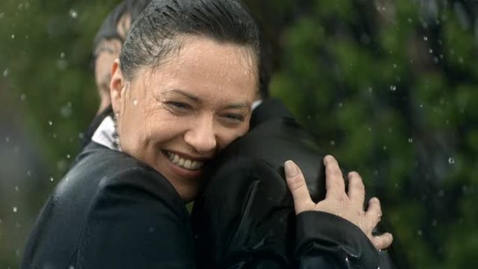 高清超慢动作: 幸福夫妻在雨中拥抱