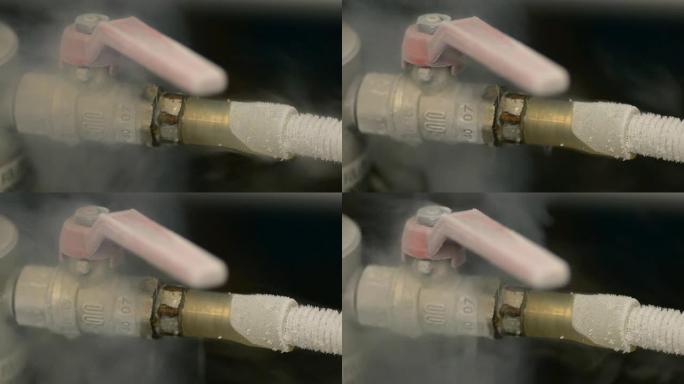 侧视图: 水管上的雪花