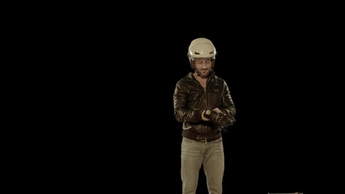 戴头盔的摩托车骑手。4k版本中提供的隔离剪辑alpha通道