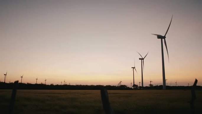 拉丁美洲农村农场的可再生创新能源风电场。将科技和自然并列在一起，共同工作-收藏