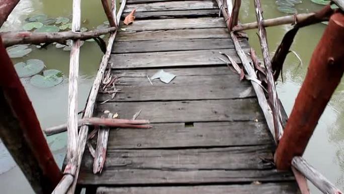 古老的木桥。老旧破旧小桥危桥