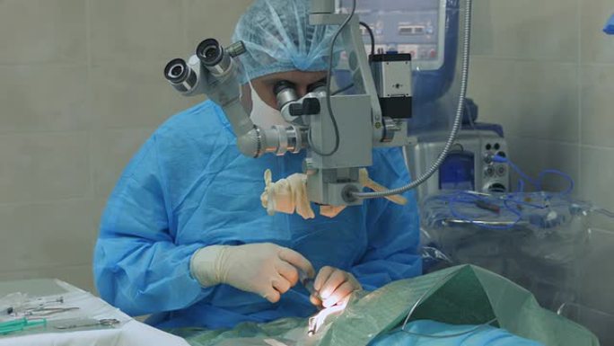 手术期间的病人注射外科医生