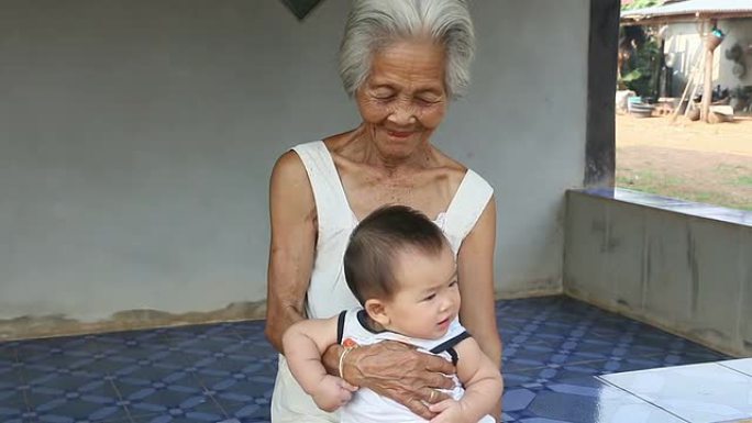 亚洲祖母带着孩子隔代亲奶奶太奶