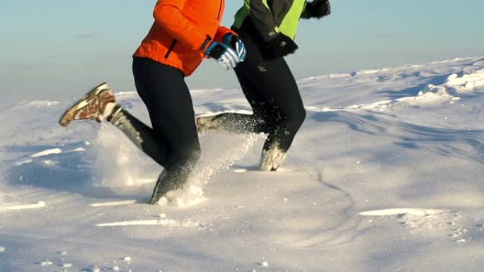 高清：年轻情侣在雪地里奔跑