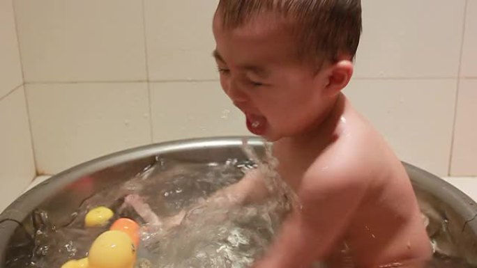 快乐的婴儿疯狂地玩水