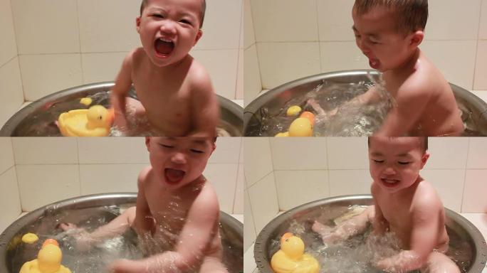 快乐的婴儿疯狂地玩水