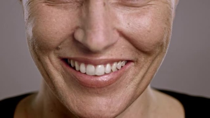 一个白人女人微笑的嘴唇