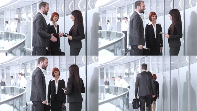 DS女商人在公司走廊与同事会面