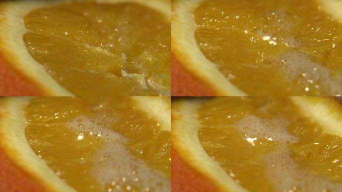 从橙子中挤出果汁