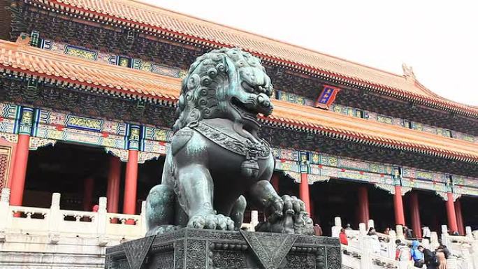 雪中北京故宫前的铜狮。