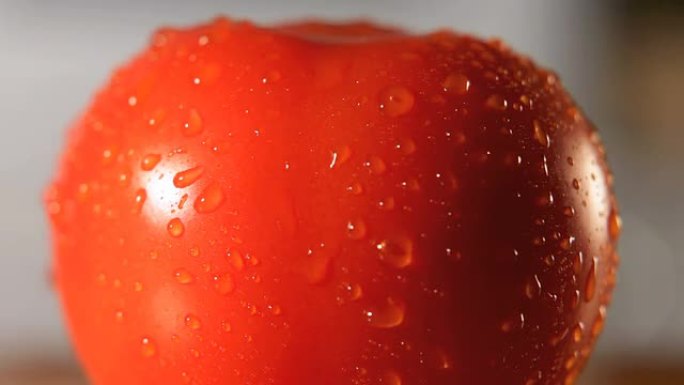 切碎的湿番茄。