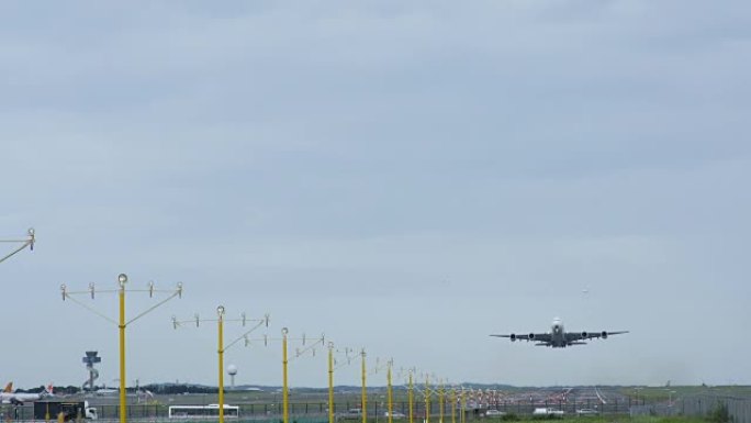 飞机在灰色天气下从a380悉尼机场起飞4k