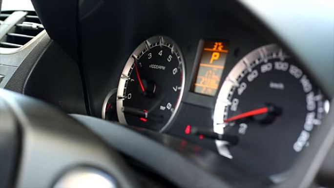 启动和速度加速汽车表盘时速表加油