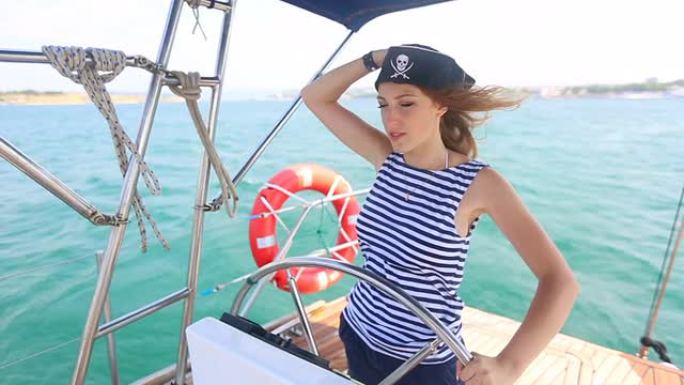 游艇巡游掌舵的女孩海盗