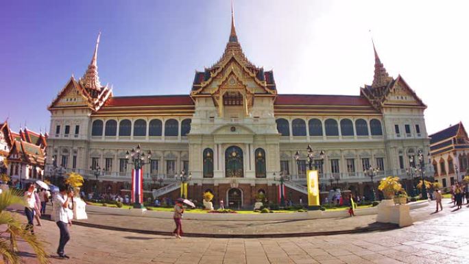 曼谷的大皇宫对抗湛蓝的天空