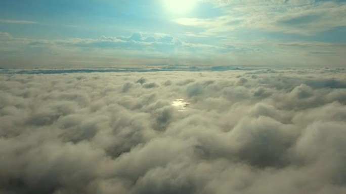 云层上空向太阳的风景飞行