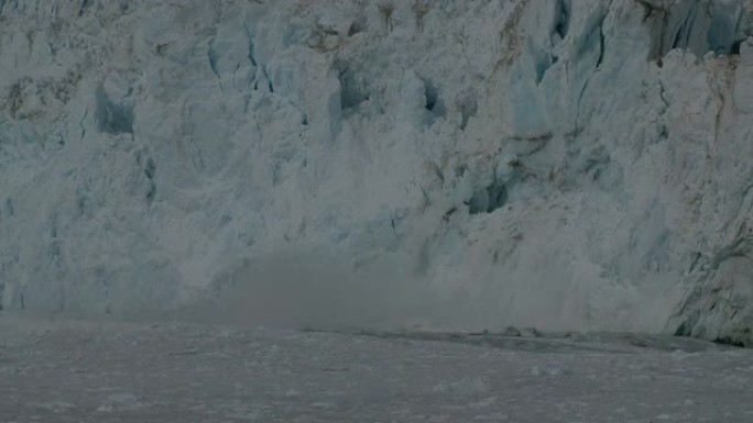 冰倒进水里冰山