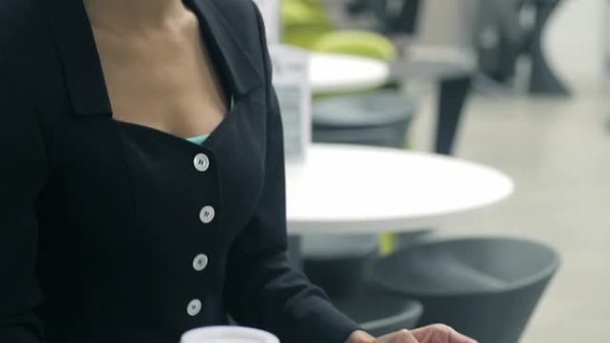 商务女性在平板电脑咖啡馆工作