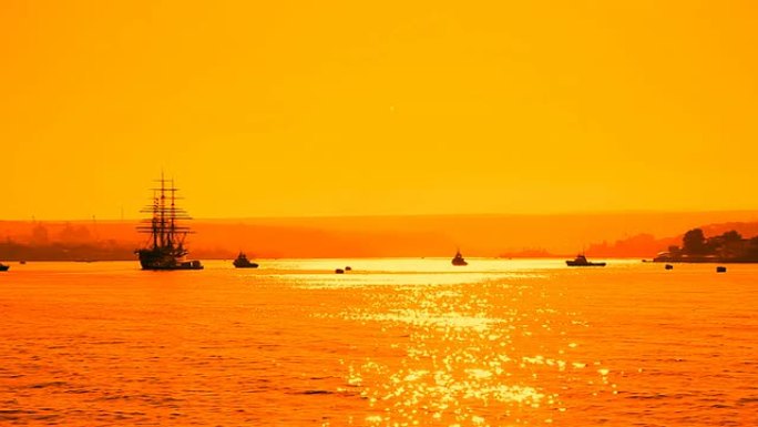 日落时一艘旧帆船的侧影